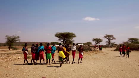 La-Tribu-Maasai-Realiza-Saltos-De-Danza,-Kenia.-Tiro-De-Mano