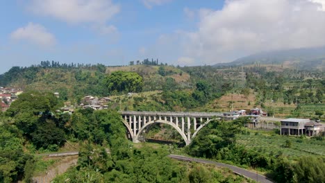 Puente-Sigandul,-Temanggung-En-El-Paisaje-Montañoso-Del-Campo-De-Java.