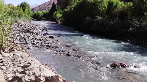 Fließendes-Wasserreservoir-Ein-Teichfluss-In-Der-Hügeligen-Station-Von-Kargil-Ladakh