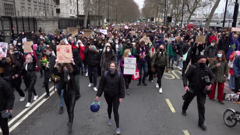 Hunderte-Von-Menschen-Marschieren-Während-Der-Coronavirus-Pandemie-Vor-Dem-New-Scotland-Yard-In-London-Zu-Einem-Ungeschnittenen-Protest-Der-Schwestern-Gegen-Gewalt-An-Frauen