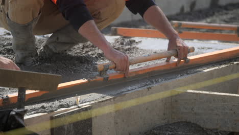 Nasser-Zement-Wurde-Von-Einem-Bauarbeiter-Auf-Der-Betonierstelle-Ausgeschüttet