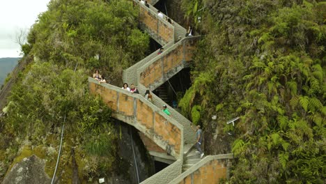 Menschen-Beim-Treppensteigen-Von-La-Piedra-Del-Penol