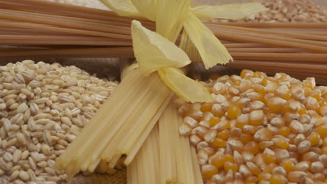 Gemischtes-Getreide-Aus-Dinkel,-Mais,-Gerste,-Reis-Und-Vollkorn-Spaghettinudeln