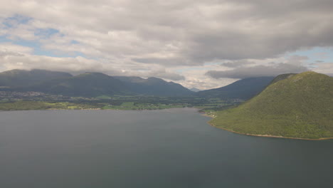 Vista-Aérea-Sobre-El-Fiordo-De-Montaña-Desde-La-Costa-Oeste-De-Noruega