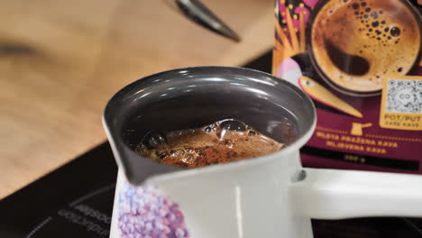 Gemischte-Frische-Kaffeebohnen-In-Die-Kaffeekanne-Geben-Und-Auf-Dem-Herd-Umrühren