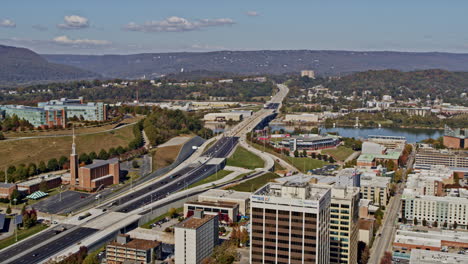 Chattanooga-Tennessee-Aerial-V3-Panorama-Rundschwenk-über-Die-Innenstadt,-Aufnahme-Des-Stadtbildes-über-Die-Stadtteile-Und-Der-Berglandschaft-–-Aufgenommen-Mit-Der-Kamera-Inspire-2,-X7-–-November-2020