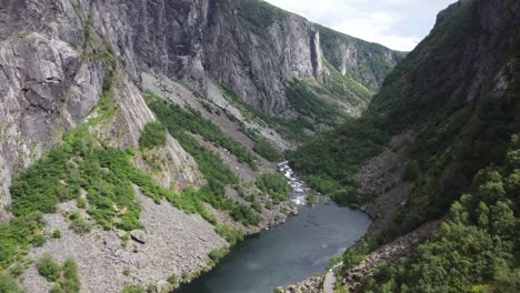 Spektakuläre-Luftaufnahmen-Im-Abgelegenen-Tal-Maboedalen,-Das-Zum-Nationalpark-Hardangervidda-Führt-–-Straße-RV7-Neben-Einem-Süßwassersee-Mit-Fluss-Und-Steilen-Hängen-–-Norwegen