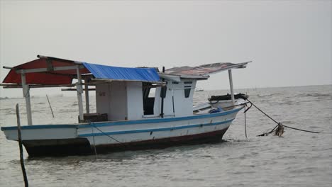 Ein-Fischerboot-Liegt-Am-Strand