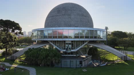 órbita-Aérea-Alrededor-Del-Planetario-Galileo-Galilei-En-Los-Bosques-De-Palermo-Durante-El-Día,-Buenos-Aires