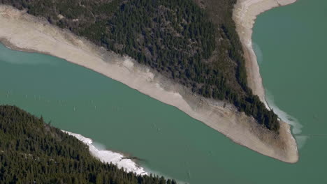 Malerische-Aussicht-Auf-Die-Zotteligen-Waldberge-Am-Downton-Lake-Reservoir-In-British-Columbia,-Kanada