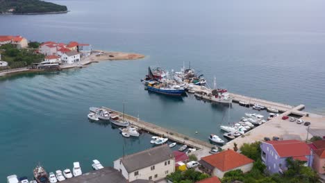 Barcos-De-Pesca-De-Arrastre-Y-Barcos-Amarrados-En-El-Puerto-Deportivo-De-Kali-Junto-Al-Mar-Adriático-En-La-Isla-Croata-De-Ugljan
