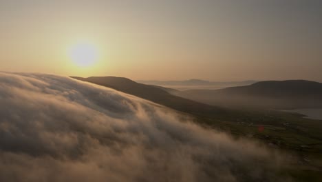Am-Frühen-Morgen-Treiben-Wolken-über-Die-Berge-In-Co-Kerry,-Irland,-Wenn-Im-Sommer-Die-Sonne-Scheint