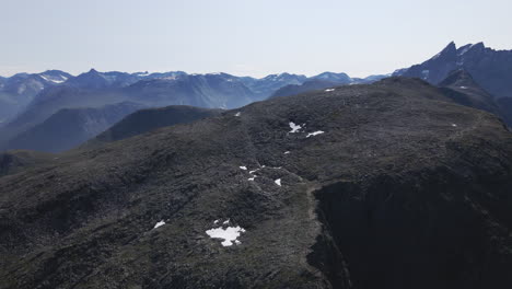 Hermosos-Paisajes-De-Las-Montañas-Romsdal-Y-El-Valle-De-Romsdalen-En-Noruega---Toma-Aérea-De-Drones
