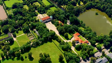 Hermosa-Avenida-De-árboles-Del-Palacio-De-Nieborow,-Una-Residencia-De-Estilo-Barroco-En-Polonia