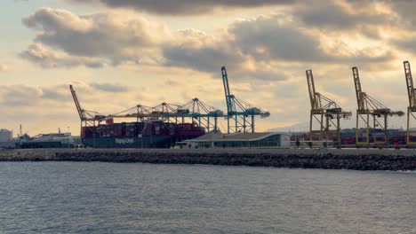 Hafen-Von-Barcelona-Bei-Sonnenuntergang-Kay-Line-Türme-Und-Kräne-Laden-Containerschiffe-Passagierfähre
