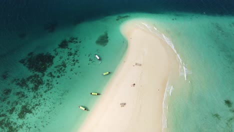 Filmische-Drohnenaufnahme-Aus-Der-Luft-Einer-Erstaunlichen,-Himmlischen,-Paradiesischen-Einsamen-Insel-Mit-Traditionellen-Booten-In-Sansibar