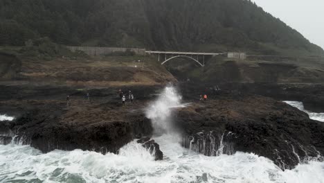 Eine-Große-Welle-Bricht-Aus-Thors-Brunnen-Am-Cape-Perpetua,-Küste-Von-Oregon,-Aus-Der-Luft
