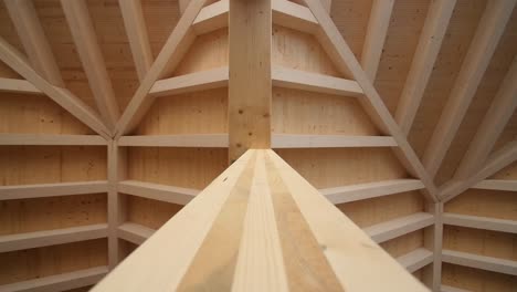 Schöne-Holzsymmetrie-In-Einer-Holzdachkonstruktion-Auf-Einer-Modernen-Baustelle-In-Der-Architekturentwicklung