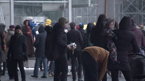 Weitwinkelaufnahme-Von-Demonstranten-In-Helsinki,-Einige-Mit-Kostümen-Und-Anderen-Spielinstrumenten,-Covid-19-Demonstrationen