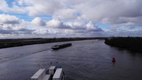 Frachtschiff-Mit-Intermodalen-Containern-Beladen-Auf-Dem-Fluss-Oude-Maas-In-Puttershoek,-Südholland,-Niederlande