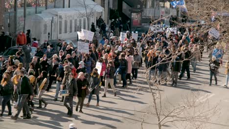 Gente-Marchando-En-La-Calle-Para-Protestar-Contra-Las-Medidas-De-Cierre-En-Montreal,-Quebec
