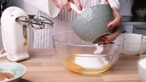 Frau-Kombiniert-Weißen-Zucker-In-Eiern-Auf-Einer-Glasschüssel-Und-Macht-So-Einen-Köstlichen-Karottenkuchen