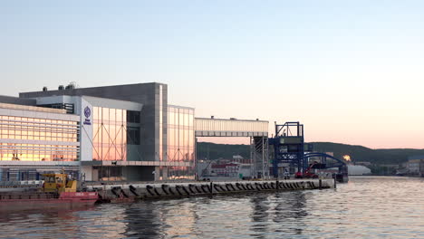 Nueva-Terminal-Pública-De-Ferry-En-El-Puerto-De-Gdynia-Con-Largos-Muelles-Al-Atardecer