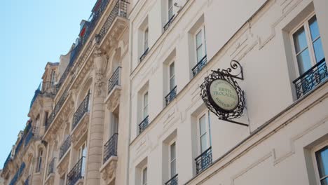 Nähere-Sicht-Auf-Die-Beschilderung-Des-Grünen-Hotels-Eiffel-Trocadero-Tagsüber-In-Paris,-Frankreich-–-Aufnahme-Aus-Der-Vogelperspektive