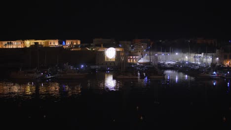 Vista-Nocturna-Panorámica-Del-Puerto-De-Tres-Ciudades-En-La-Isla-De-Malta