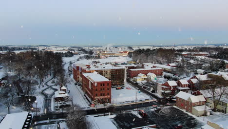 Luftaufnahme-über-Dem-Historischen-Ziegelfabrikgebäude-Während-Eines-Schneesturms,-Usa