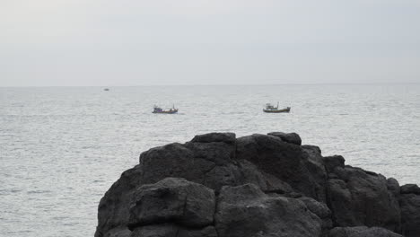 Kleine-Fischerboote-Und-Fischer-Segeln-Auf-Dem-Pazifischen-Ozean-In-Vietnam