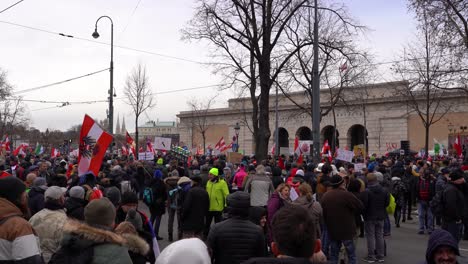 Activistas-Reunidos-En-Protestas-Contra-Las-Medidas-Contra-La-Corona-En-Viena,-Austria