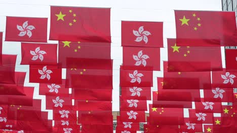 Anlässlich-Des-Jubiläums-Der-Übergabe-Hongkongs-An-China-Sind-Auf-Einer-Straße-Flaggen-Der-Volksrepublik-China-Und-Der-SAR-Hongkong-Zu-Sehen