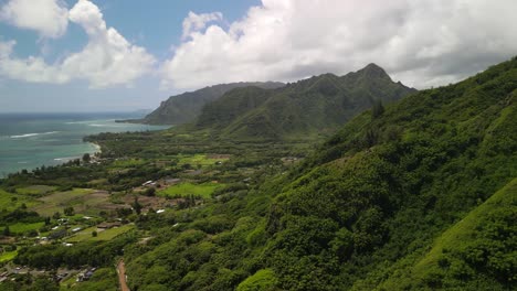 Fliegen-über-Den-Rand-Der-Berge-Auf-Der-Ostseite-Der-Insel-Oahu