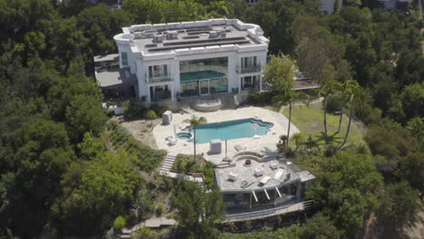 Luftaufnahme-Eines-Mehrstöckigen-Herrenhauses-In-Hollywood-Hills-Mit-Luxus-Swimmingpool-Und-Gästehaus