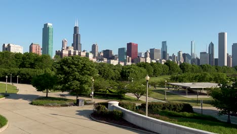 Gente-Andando-En-Bicicleta-En-El-Parque-De-La-Ciudad-De-Chicago