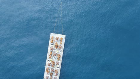 Remolcador-Tirando-De-Una-Gran-Barcaza-Que-Transportaba-Componentes-De-Una-Estructura-De-Arrecife-Artificial