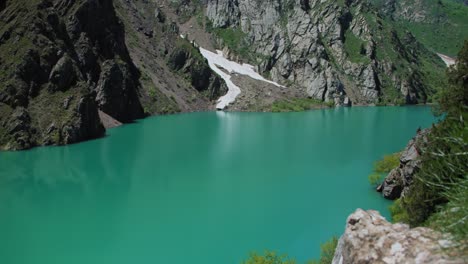 Lago-De-Montaña-De-Color-Verde-Y-Azul-Urungach