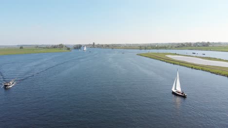 Luftaufnahme:-4K-Ansicht-Von-Segelbooten-Auf-Den-Kaag-Seen-In-Den-Niederlanden-An-Einem-Sommertag