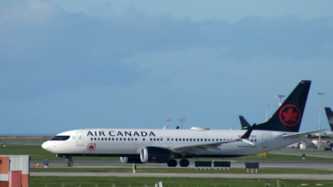 Eine-Air-Canada-Boeing-737-Max-Hält-Sich-Vor-Dem-Abflug-Auf-Der-Landebahn-Auf