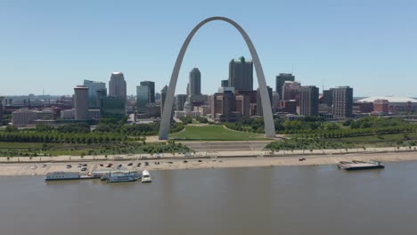 Flying-Away-from-Downtown-Saint-Louis,-Missouri-on-Summer-Day