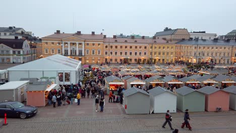 Finland,-Helsinki,-people-shopping-in-the-Christmas-market-at-Senate-square