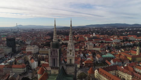 Luftaufnahme-Der-Kathedrale-Von-Zagreb,-Linke-Aufnahme-–-Reparaturarbeiten-Im-Gange