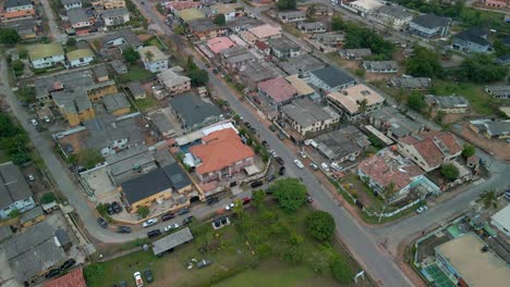 Abeokuta,-Staat-Ogun---Nigeria---10.-Juni-2021:-Citiscape-Der-Stadt-Abeokuta,-Verkehrsnetz-Und-Braune-Alte-Dächer