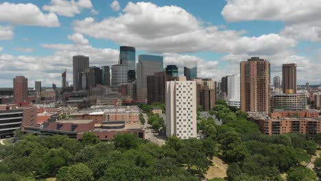 Skyline-Der-Innenstadt-Von-Minneapolis,-Minnesota,-Gebäude,-Türme,-Unternehmen,-Schöner-Blauer-Himmel,-Sommerzeit,-Park,-Bäume,-Luftdrohne