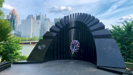 Koreanisches-Kriegsdenkmal-Mit-Der-Skyline-Von-Pittsburgh-Im-Hintergrund