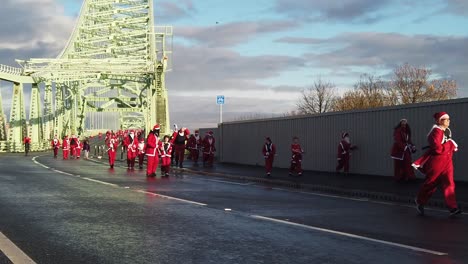 Zeitlupen-Charity-Santa-Dash-Road-Spaß-Lauf-über-Die-Runcorn-Silver-Jubilee-Bridge