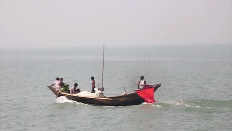 Ein-Boot-Mit-Fünf-Männern-Darin-Fährt-Den-Padma-Fluss-Entlang