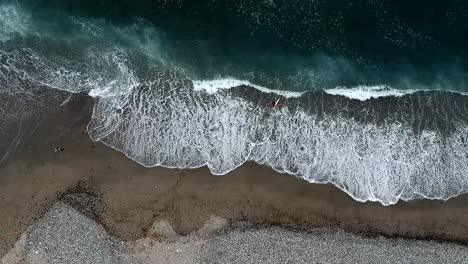 Vista-Superior-Del-Surfista-Flotando-Con-Su-Tabla-De-Surf-En-Playa-La-Ticla-En-Michoacán,-México