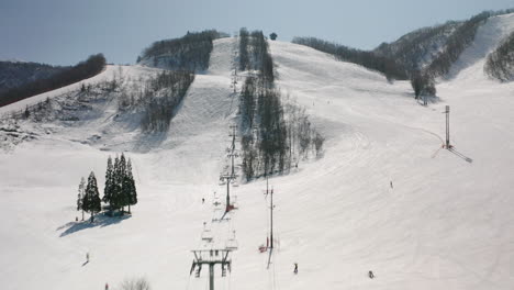 Mit-Schnee-Bedeckte-Skipiste,-Die-Von-Skifahrern-Beim-Skifahren-Genossen-Wird